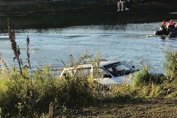 В Каменске-Уральском автомобиль укатился в реку